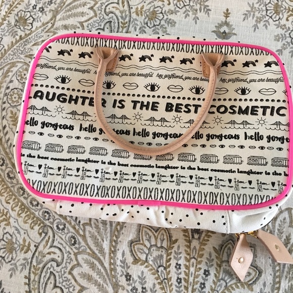 BENEFIT’S TOILETRY CASE - Picture 1 of 5